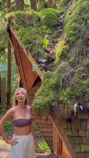 Sara Jean Underwood Instagram - I rest my case #cabin #ai