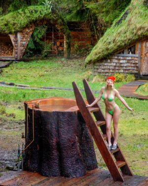 Sara Jean Underwood Instagram - Wet n’ wild in the stump tub for my spicy page. These were the only ones from the set that were okay to post here 👍🏻
📸 by @jacobwitzling