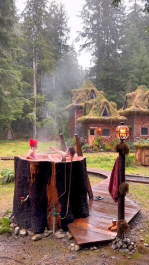 Sara Jean Underwood Instagram - The stump tub at Cabinland in the snow 🌲🛁❄️