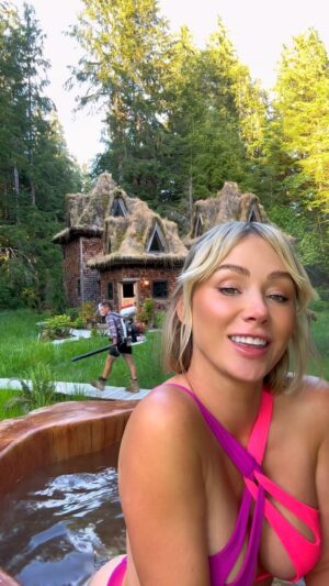 Sara Jean Underwood Instagram - Opposites attract 🤷🏼‍♀️