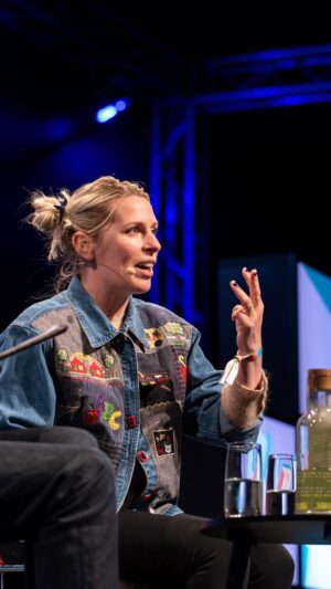 Sara Pascoe Instagram - You’re not wrong.

Starting 2025 with @sara.pascoe’s advice for her 14 year old self. Essential listening no matter what your age is. 

#HayFestival #SaraPascoe