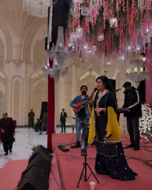 Sara Raza Khan Instagram - Do we Perform for Wedding Shows ??? Yes we do but Only for The Families who are in Love with TRUE Music 🎼 and feel The Essence of Melodies 🎶🧿🥰💕 Lovely Grand Wedding Event for a Beautiful Family ☺️ Loved Sharing my Music for u all 🎼. #sararazakhan #sararazakhanmusic #sara #music