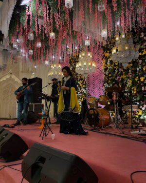 Sara Raza Khan Instagram - Do we Perform for Wedding Shows ??? Yes we do but Only for The Families who are in Love with TRUE Music 🎼 and feel The Essence of Melodies 🎶🧿🥰💕 Lovely Grand Wedding Event for a Beautiful Family ☺️ Loved Sharing my Music for u all 🎼. #sararazakhan #sararazakhanmusic #sara #music