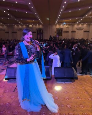 Sara Raza Khan Instagram - HAPPY NEW YEAR 🎉🥳🙋‍♀️💕 “Grand Gala NIGHT  PPA “🥳 Indeed a much needed Party 🎉 Loved Singing every Beat and Melody 🎶 Ladies and Gentlemen ! 🥰 Thank you all for making it yet another Super Successful Concert !!!! #SaraRazaKhan #NewYearConcert #2025