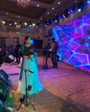 Sara Raza Khan Instagram - HAPPY NEW YEAR 🎉🥳🙋‍♀️💕 “Grand Gala NIGHT  PPA “🥳 Indeed a much needed Party 🎉 Loved Singing every Beat and Melody 🎶 Ladies and Gentlemen ! 🥰 Thank you all for making it yet another Super Successful Concert !!!! #SaraRazaKhan #NewYearConcert #2025