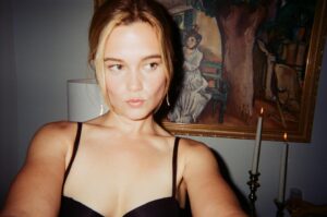 Sarah Catherine Hook Instagram - If you haven’t watched @cruelintentionsofficial yet….idk man ur rlly missing out :/