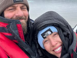 Sarah Felberbaum Instagram - ICELANDIC PHOTODUMP 

La prima foto riassume la mia reazione alla notizia. Tutte le altre sono un riassunto di quanto sia bello viaggiare e vedere il mondo insieme a quel biondo lì. Che amiamo un po’ tutti. (Si si è anche vostro, lo amate anche voi bla bla bla 😂) 
Spero di avervi regalato un po’ di bellezza e se potete, andate a scoprire questa terra meravigliosa.