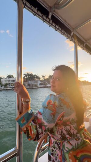 Sarah Hussain Instagram - The cheapest house here was for ₹55,00,00,000 , it’s a 3bhk with Jacuzzi on terrace. ☺️ send it to your ameeer friends to buy it 🤣🤲🏻

#ZingyZest #Miami #Riri #hollywood #orlando #travel