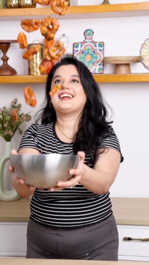 Sarah Hussain Instagram - TANGY SPICY ONION RINGS 🌶️ 
.
Ingredients-
Big Onions 
Add them in Ice Water 

For slurry-
2 Cup Maida 
2tsp chilli flakes
2tsp garlic power 
Salt to Taste 
Water 

Bread Crumbs and Oil for frying 
Chilli Sauce, Dhaniya, Lemon, Garlic, Sesame Seeds

#OnionRings #Tasty #Food #EasyRecipes #Recipes #WinterRecipes