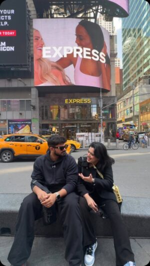 Sarah Hussain Instagram - Ladies and Gentlemen, this is how to convince your husband for a trip to the USA 🇺🇸 

Yellow Water Bottle from @alphakidsstores 
.
#ZingyZest #USA #TimesSquare #NewYork