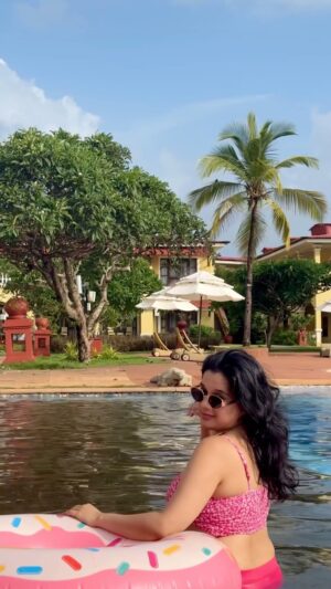Sarah Hussain Instagram - Summer is Summering in Goa 🌴 

Staying @thelalit.goa , they’ve got everything here, from comfortable rooms, to so much to eat, play TT, squash, painting, swimming, spa, massage on the beach, and yeah a beach itself! It’s a quiet place in South. 🥰 #ZingyZest #Goa #ZingyTravels #Summer
