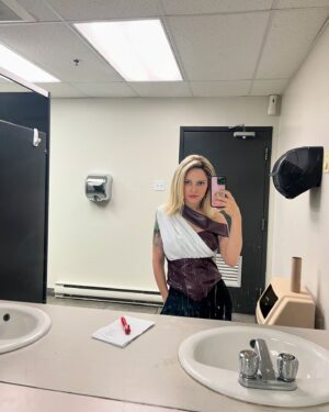 Sarah-Jeanne Labrosse Instagram - BONNE ANNÉE. 🎊

Je vous souhaite de la santé qui reste ou qui revient et de l’amour sous toutes ses formes, partout et tout le temps. ❤️