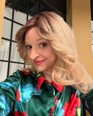 Sarah-Jeanne Labrosse Instagram - BONNE ANNÉE. 🎊

Je vous souhaite de la santé qui reste ou qui revient et de l’amour sous toutes ses formes, partout et tout le temps. ❤️
