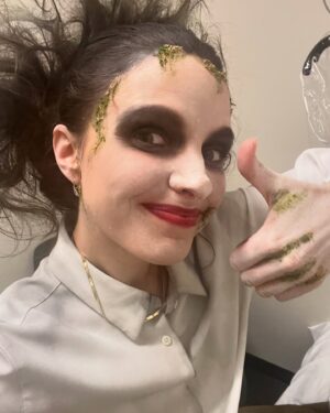 Sarah-Jeanne Labrosse Instagram - BONNE ANNÉE. 🎊

Je vous souhaite de la santé qui reste ou qui revient et de l’amour sous toutes ses formes, partout et tout le temps. ❤️