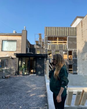 Sarah-Jeanne Labrosse Instagram - Dans les 3 dernières années on a construit 2 bébés pis un projet de voisinage unique et pendant tout ce temps là, on a eu la chance d’avoir une @marisolaube et sa mini équipe gentille, pour en garder des souvenirs à vie. (Même de la g*stro.)

Oui, j’aime encore autant @magrondin , oui @phoenixantoine est encore mon best. 

Bref, si tu veux voir dequoi ça a l’air faire construire un projet architectural en sérieux manque de sommeil, c’est dans la section Véro.tv de @icitoutv 👋🏼 y’a un épisode par semaine qui sort mais y’en a déjà 4 de disponibles! 

J’ai envie de dire: bon voyage! 🏗️

(Je ferai un Q&A pour ceux qui ont des questions précises!)