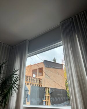 Sarah-Jeanne Labrosse Instagram - Dans les 3 dernières années on a construit 2 bébés pis un projet de voisinage unique et pendant tout ce temps là, on a eu la chance d’avoir une @marisolaube et sa mini équipe gentille, pour en garder des souvenirs à vie. (Même de la g*stro.)

Oui, j’aime encore autant @magrondin , oui @phoenixantoine est encore mon best. 

Bref, si tu veux voir dequoi ça a l’air faire construire un projet architectural en sérieux manque de sommeil, c’est dans la section Véro.tv de @icitoutv 👋🏼 y’a un épisode par semaine qui sort mais y’en a déjà 4 de disponibles! 

J’ai envie de dire: bon voyage! 🏗️

(Je ferai un Q&A pour ceux qui ont des questions précises!)