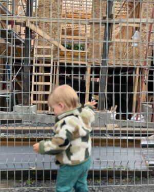 Sarah-Jeanne Labrosse Instagram - Dans les 3 dernières années on a construit 2 bébés pis un projet de voisinage unique et pendant tout ce temps là, on a eu la chance d’avoir une @marisolaube et sa mini équipe gentille, pour en garder des souvenirs à vie. (Même de la g*stro.)

Oui, j’aime encore autant @magrondin , oui @phoenixantoine est encore mon best. 

Bref, si tu veux voir dequoi ça a l’air faire construire un projet architectural en sérieux manque de sommeil, c’est dans la section Véro.tv de @icitoutv 👋🏼 y’a un épisode par semaine qui sort mais y’en a déjà 4 de disponibles! 

J’ai envie de dire: bon voyage! 🏗️

(Je ferai un Q&A pour ceux qui ont des questions précises!)