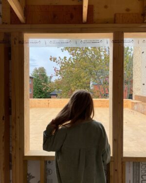 Sarah-Jeanne Labrosse Instagram - Dans les 3 dernières années on a construit 2 bébés pis un projet de voisinage unique et pendant tout ce temps là, on a eu la chance d’avoir une @marisolaube et sa mini équipe gentille, pour en garder des souvenirs à vie. (Même de la g*stro.)

Oui, j’aime encore autant @magrondin , oui @phoenixantoine est encore mon best. 

Bref, si tu veux voir dequoi ça a l’air faire construire un projet architectural en sérieux manque de sommeil, c’est dans la section Véro.tv de @icitoutv 👋🏼 y’a un épisode par semaine qui sort mais y’en a déjà 4 de disponibles! 

J’ai envie de dire: bon voyage! 🏗️

(Je ferai un Q&A pour ceux qui ont des questions précises!)