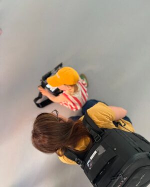 Sarah-Jeanne Labrosse Instagram - Dans les 3 dernières années on a construit 2 bébés pis un projet de voisinage unique et pendant tout ce temps là, on a eu la chance d’avoir une @marisolaube et sa mini équipe gentille, pour en garder des souvenirs à vie. (Même de la g*stro.)

Oui, j’aime encore autant @magrondin , oui @phoenixantoine est encore mon best. 

Bref, si tu veux voir dequoi ça a l’air faire construire un projet architectural en sérieux manque de sommeil, c’est dans la section Véro.tv de @icitoutv 👋🏼 y’a un épisode par semaine qui sort mais y’en a déjà 4 de disponibles! 

J’ai envie de dire: bon voyage! 🏗️

(Je ferai un Q&A pour ceux qui ont des questions précises!)