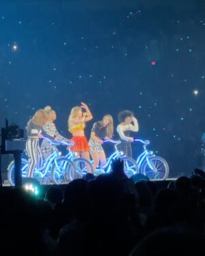 Sarah Levy Instagram - Thank you @taylorswift for the most epic night with arms full of friendship bracelets ✨