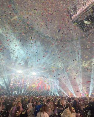 Sarah Levy Instagram - Thank you @taylorswift for the most epic night with arms full of friendship bracelets ✨