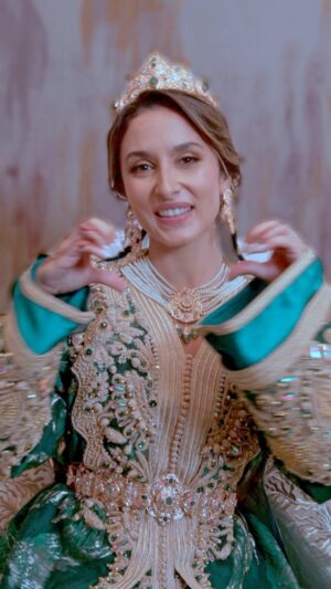 Sarah Perles Instagram - Ana fel 3erss diali men be3d li koulchi gal liya 7ta chi 7ed maghadi 9bel 3la hbali 
Thank you to @jawharatalafrah_by_wiam For making me feel like a princess 
Thank you to @sofia_sebai_mua for the make up 
Thank you @hair_style_zaynab For the hair and @rachida_na9acha_style for my Henna!! 
Thank you @magevents_ for organising this beautiful dreamy and intimate event ❤️❤️ 
Love you all so much  Video made by @simo_bob_