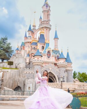 Sarah Sarosh Instagram - made my princess dreams at Disneyland come true🦋👸🏽✨
Thankyou @josecube_official_page for making this beautiful gown! It was PERFECT💕😍
•
Shot by @sou_in_paris ✨
Edited by @amit_dey_photography ✨
•
Tickets for Disneyland booked via @headout ✨
•
•
#SarahinParis #TravelWSar #DisneylandParis