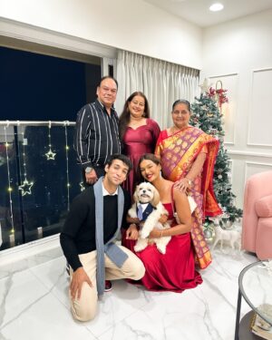 Sarah Sarosh Instagram - It’s the most wonderful time of the year🪄🎄
Merry Christmas to you & yours from me and mine🤶🏻🫂💕
•
•
Wearing @kostume_county 💖
•
•
•
•
#seasonsgreetings #xmas24 #christmas #christmasdump #blessings