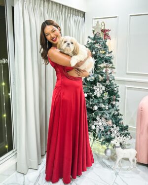 Sarah Sarosh Instagram - It’s the most wonderful time of the year🪄🎄
Merry Christmas to you & yours from me and mine🤶🏻🫂💕
•
•
Wearing @kostume_county 💖
•
•
•
•
#seasonsgreetings #xmas24 #christmas #christmasdump #blessings