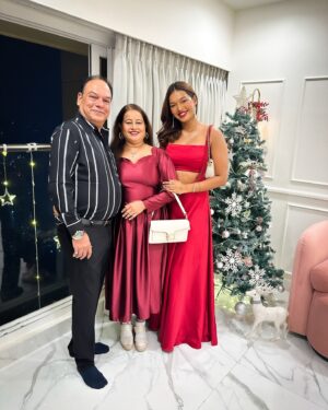 Sarah Sarosh Instagram - It’s the most wonderful time of the year🪄🎄
Merry Christmas to you & yours from me and mine🤶🏻🫂💕
•
•
Wearing @kostume_county 💖
•
•
•
•
#seasonsgreetings #xmas24 #christmas #christmasdump #blessings