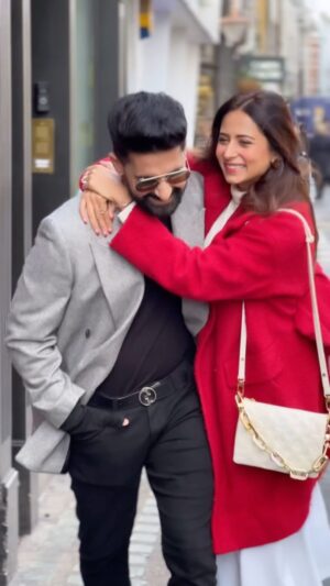 Sargun Mehta Instagram - Baadshah hai mera jaanu 👑
See you in 2025 with my king 🤴 ❤️🧿🧿