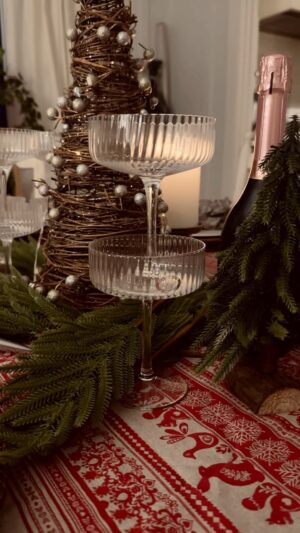 Saskia Thuot Instagram - Ça prend bien les fêtes pour que ma salle à dîner soit une salle à dîner, au lieu d’un entrepôt ou d’une salle de lavage☺️ Je pense que je vais y prendre goût! 

#fetes #holidays #marthastewart #familydinner