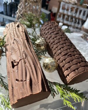 Saskia Thuot Instagram - Une autre fin de semaine s’amorce dans notre boutiqie adorée @maviemamaison_boutique 🤍 Stéfanie et moi on y sera pour vous accueillir, jaser, et vous faire découvrir tout ce que nous avons de beau et emballer vos cadeaux. Sans oublier le délicieux fudge maison préparé avec amour par Stéfanie. Notre boutique sera ouverte tous les jours jusqu’au 24 🎄🎁🫶🏻 

À très bientôt xx

#maviemamaisonboutique #deco #déco #boutiquedeco #boutiquecadeaux #bromont 

Merci @claudine_bernier_photographe pour les photos

Bois sommes au 617 rue Shefford à Bromont 🎄