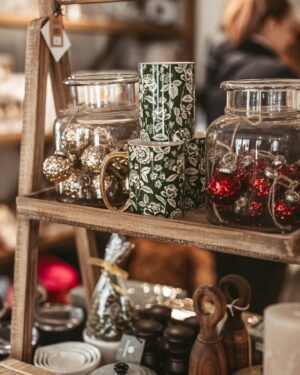 Saskia Thuot Instagram - Une autre fin de semaine s’amorce dans notre boutiqie adorée @maviemamaison_boutique 🤍 Stéfanie et moi on y sera pour vous accueillir, jaser, et vous faire découvrir tout ce que nous avons de beau et emballer vos cadeaux. Sans oublier le délicieux fudge maison préparé avec amour par Stéfanie. Notre boutique sera ouverte tous les jours jusqu’au 24 🎄🎁🫶🏻 

À très bientôt xx

#maviemamaisonboutique #deco #déco #boutiquedeco #boutiquecadeaux #bromont 

Merci @claudine_bernier_photographe pour les photos

Bois sommes au 617 rue Shefford à Bromont 🎄