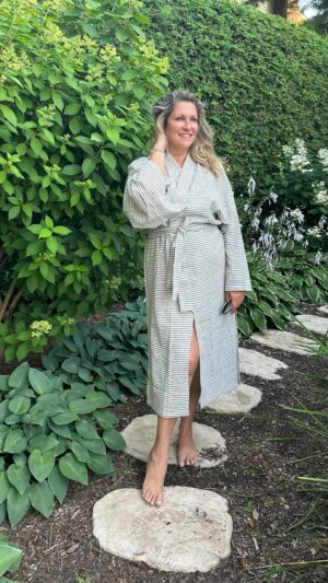Saskia Thuot Instagram - Plus que quelques heures pour profiter du plus grand solde annuel de Balmy 🥳✨ 30% sur tout automatique à la caisse. 
Ça se termine mardi à 23:59. 

Serviettes pour la sortie de bain, à la plage, au yoga, comme doudou. Jetés chics au tissage unique, robe de chambre, ponchos, serviettes à main… Une superbe sélection pour le bonheur de soi ou pour faire plaisir ☺️

Bon magasinage @balmy_towels ☺️ et merci d’encourager une entreprise d’ici🫶🏻 

#achatlocal #cybermonday #turkishtowels #balmyxsaskia #balmytowels #choc #eco #fun