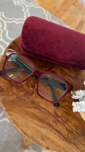 Saskia Thuot Instagram - Look festif pour une sortie avec mes lunettes adorées✨Le look classique intemporel, les verres surdimensionnés, et le bourgogne que j’aime tant. Et comme j’hésitais entre un style chic et plus tranquille, j’ai agencé les deux.  Joue paillettes et chandail « après ski »✨🎄 

@irisvisualgroup #ambassadriceiris #festif #noel