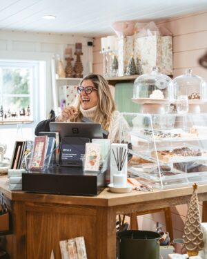 Saskia Thuot Instagram - Une autre fin de semaine s’amorce dans notre boutiqie adorée @maviemamaison_boutique 🤍 Stéfanie et moi on y sera pour vous accueillir, jaser, et vous faire découvrir tout ce que nous avons de beau et emballer vos cadeaux. Sans oublier le délicieux fudge maison préparé avec amour par Stéfanie. Notre boutique sera ouverte tous les jours jusqu’au 24 🎄🎁🫶🏻 

À très bientôt xx

#maviemamaisonboutique #deco #déco #boutiquedeco #boutiquecadeaux #bromont 

Merci @claudine_bernier_photographe pour les photos

Bois sommes au 617 rue Shefford à Bromont 🎄