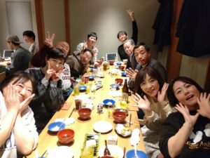 Sayaka Isoyama Instagram - 昨年
ニッポン放送『高田文夫のラジオビバリー昼ズ』の
忘年会に参加しました！
レギュラー陣は色んなジャンルの方がいて楽しいです。
高田先生はじめ、いくつになっても色々な事に興味を持ったり、挑戦している皆さんのお話聞いて刺激いただいてます！
本当に有難い環境です。
2025年もビバリーをよろしくお願いします！！