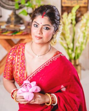 Sayantani Ghosh Instagram - 🌷Pujo …. 
.
#pujo #durgapuja #navratri  #indianfestival #celebration #saree #sareelove #sareelovers #love 
.
📸 @tejas.kudtarkar 
.
Saree @eternitybysakshi