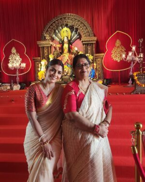 Sayantani Ghosh Instagram - 🌷Shubho Nabami 
.
Celebrating Durga Pujo with family n friends is always special ❤️
#durgapuja
Loc : @goregaondurgamahotsav