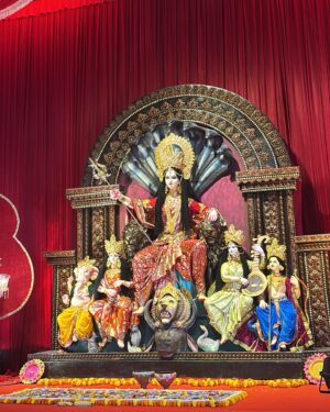 Sayantani Ghosh Instagram - 🌷Shubho Nabami 
.
Celebrating Durga Pujo with family n friends is always special ❤️
#durgapuja
Loc : @goregaondurgamahotsav