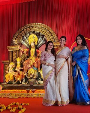 Sayantani Ghosh Instagram - 🌷Shubho Nabami 
.
Celebrating Durga Pujo with family n friends is always special ❤️
#durgapuja
Loc : @goregaondurgamahotsav