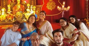 Sayantani Ghosh Instagram - 🌷Shubho Nabami 
.
Celebrating Durga Pujo with family n friends is always special ❤️
#durgapuja
Loc : @goregaondurgamahotsav