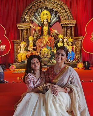 Sayantani Ghosh Instagram - 🌷Shubho Nabami 
.
Celebrating Durga Pujo with family n friends is always special ❤️
#durgapuja
Loc : @goregaondurgamahotsav