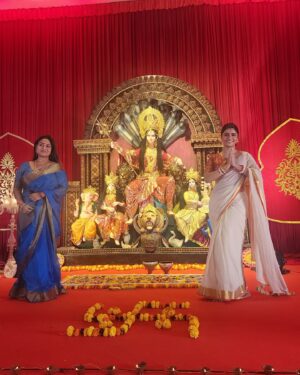 Sayantani Ghosh Instagram - 🌷Shubho Nabami 
.
Celebrating Durga Pujo with family n friends is always special ❤️
#durgapuja
Loc : @goregaondurgamahotsav