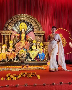 Sayantani Ghosh Instagram - 🌷Shubho Nabami 
.
Celebrating Durga Pujo with family n friends is always special ❤️
#durgapuja
Loc : @goregaondurgamahotsav
