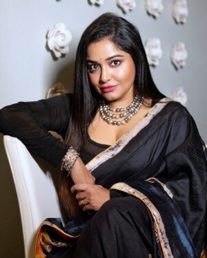 Sayantani Guhathakurta Instagram - তোমার চোখের আদিম নিলাম …..🖤
Swipe left ◀️

Saree - @santanuguhathakurta 
P.c - @anjandhauriphotography 
Jewellery - @style_addict_jewellery 

#sareove #designersarees #kolkatanama #bengalibeauty