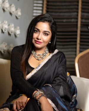 Sayantani Guhathakurta Instagram - তোমার চোখের আদিম নিলাম …..🖤
Swipe left ◀️

Saree - @santanuguhathakurta 
P.c - @anjandhauriphotography 
Jewellery - @style_addict_jewellery 

#sareove #designersarees #kolkatanama #bengalibeauty