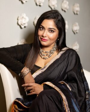 Sayantani Guhathakurta Instagram - তোমার চোখের আদিম নিলাম …..🖤
Swipe left ◀️

Saree - @santanuguhathakurta 
P.c - @anjandhauriphotography 
Jewellery - @style_addict_jewellery 

#sareove #designersarees #kolkatanama #bengalibeauty