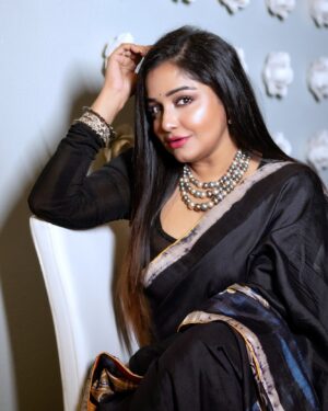 Sayantani Guhathakurta Instagram - তোমার চোখের আদিম নিলাম …..🖤
Swipe left ◀️

Saree - @santanuguhathakurta 
P.c - @anjandhauriphotography 
Jewellery - @style_addict_jewellery 

#sareove #designersarees #kolkatanama #bengalibeauty